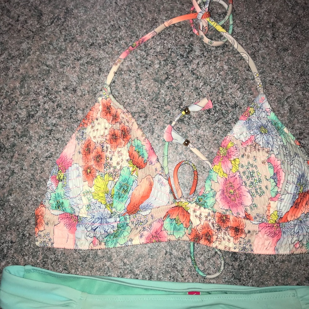 Floral Ruffled Bikini Top - Picture 2 of 7